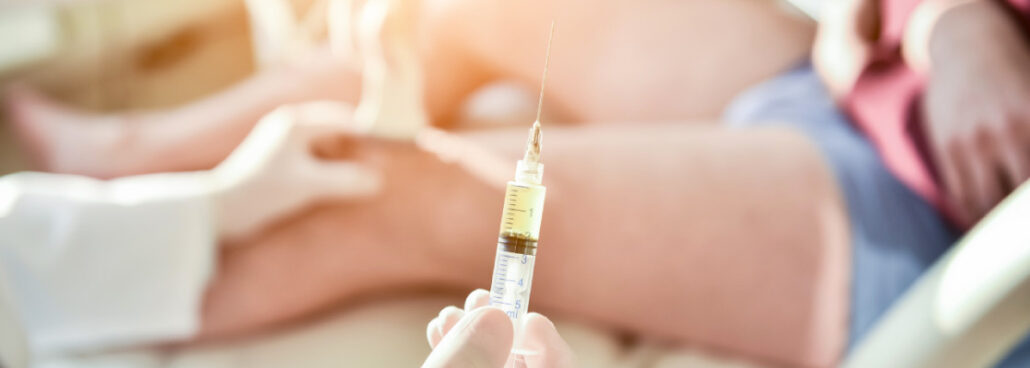 san diego naturopathic doctors needle held up infront of patient with knee pain